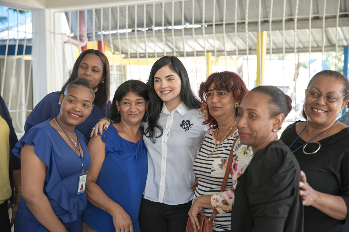 La Directora Ejecutiva del INAIPI, Lic. Berlinesa Franco junto a colaboradoras de la Institución